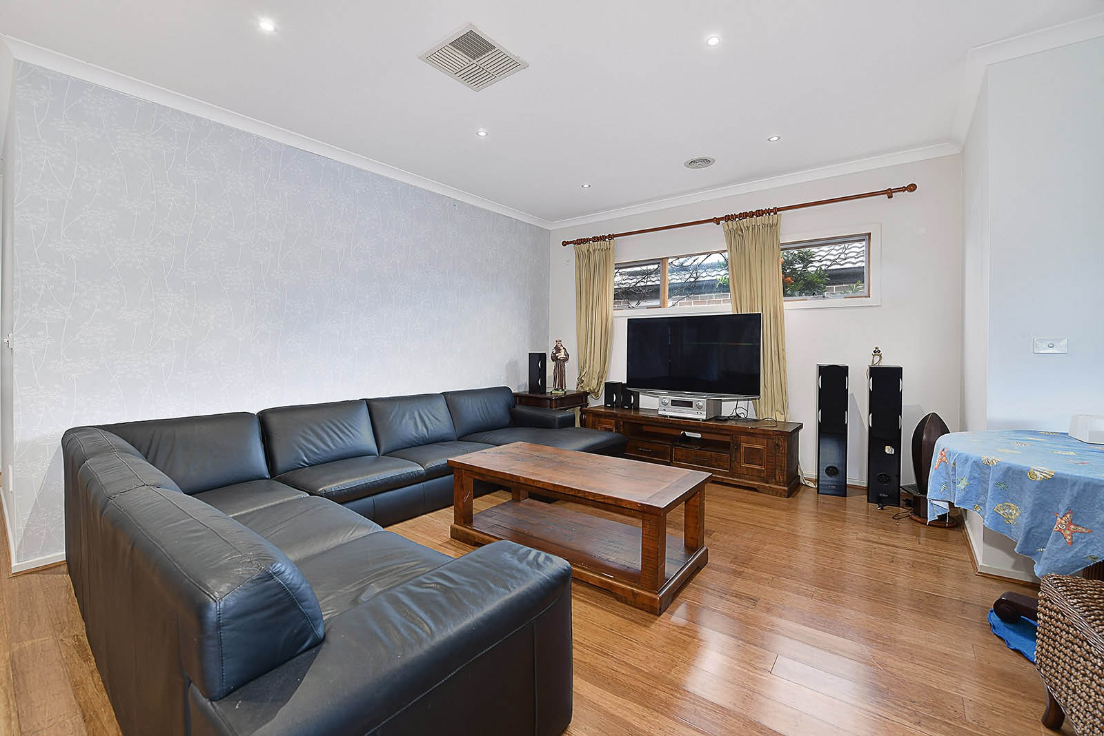 13 Viewmont Avenue, Craigieburn, VIC 3064, Craigieburn - Thumbnail 3