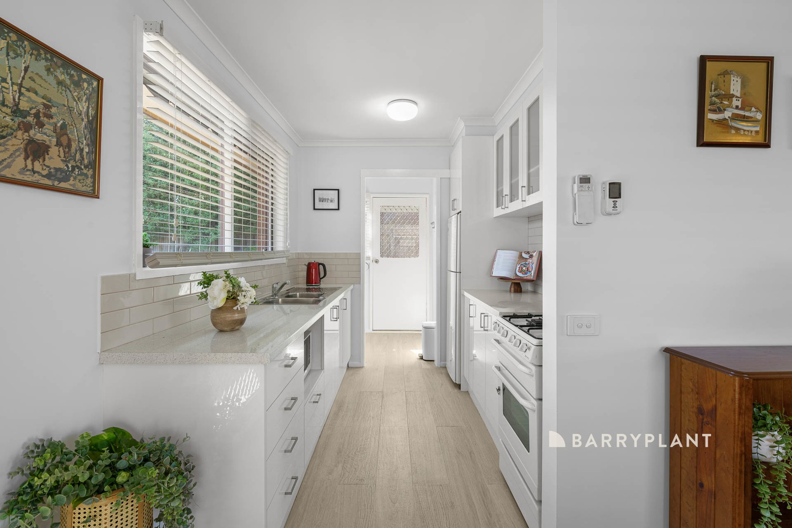 13 Warren Close, Narre Warren, VIC 3805 - Thumbnail 2 - 26/03/2025