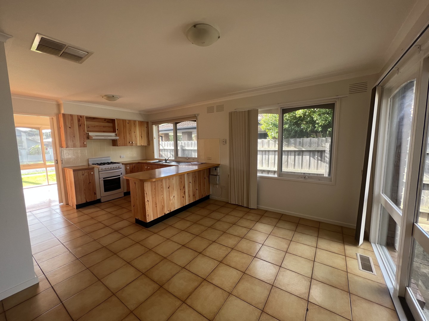 14 Cassandra Drive, Gladstone Park, VIC 3043, Gladstone Park - Thumbnail 3