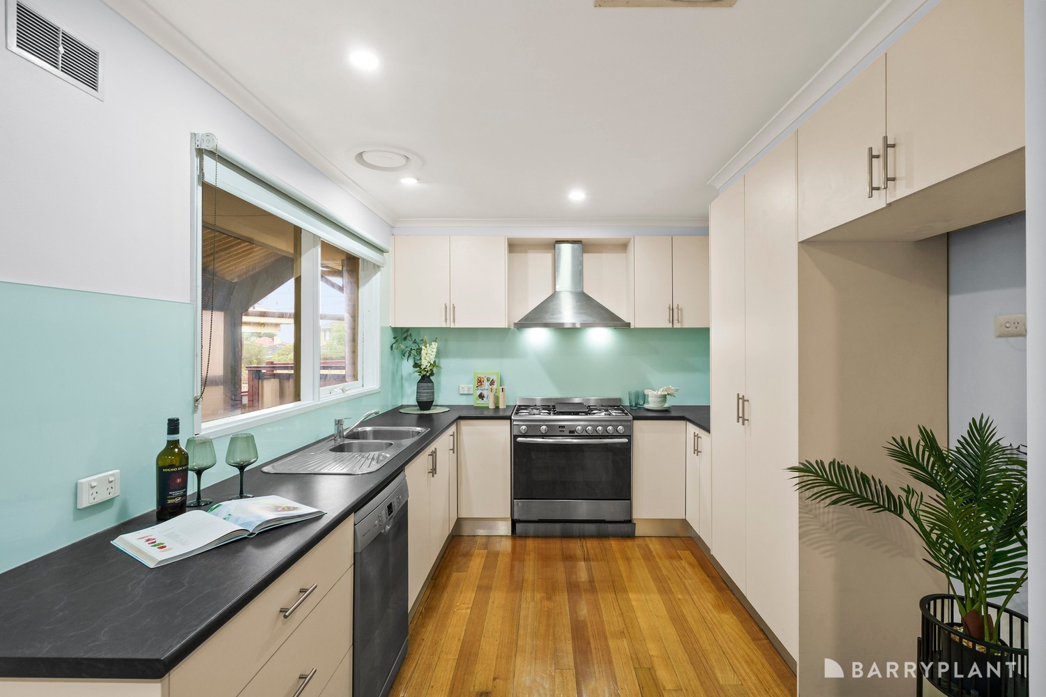 14 Highcombe Crescent, St Albans, VIC 3021, St Albans - Thumbnail 4