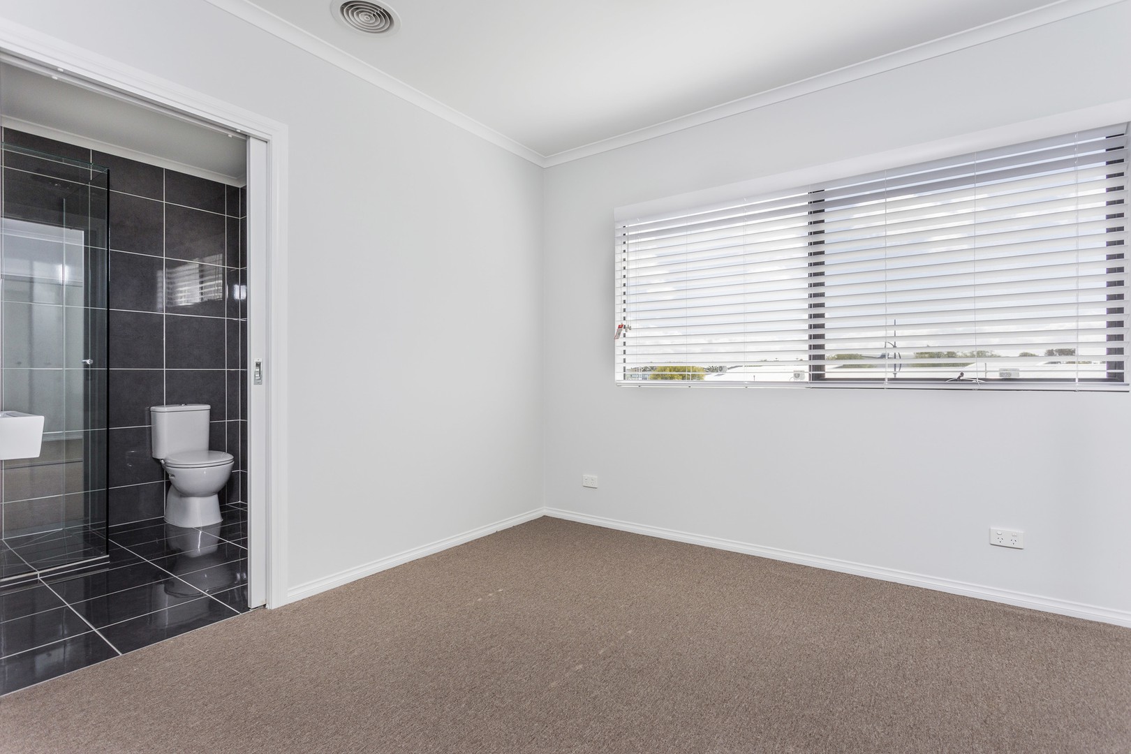 14 La Rochelle Boulevard, Point Cook, VIC 3030, Point Cook - Thumbnail 4