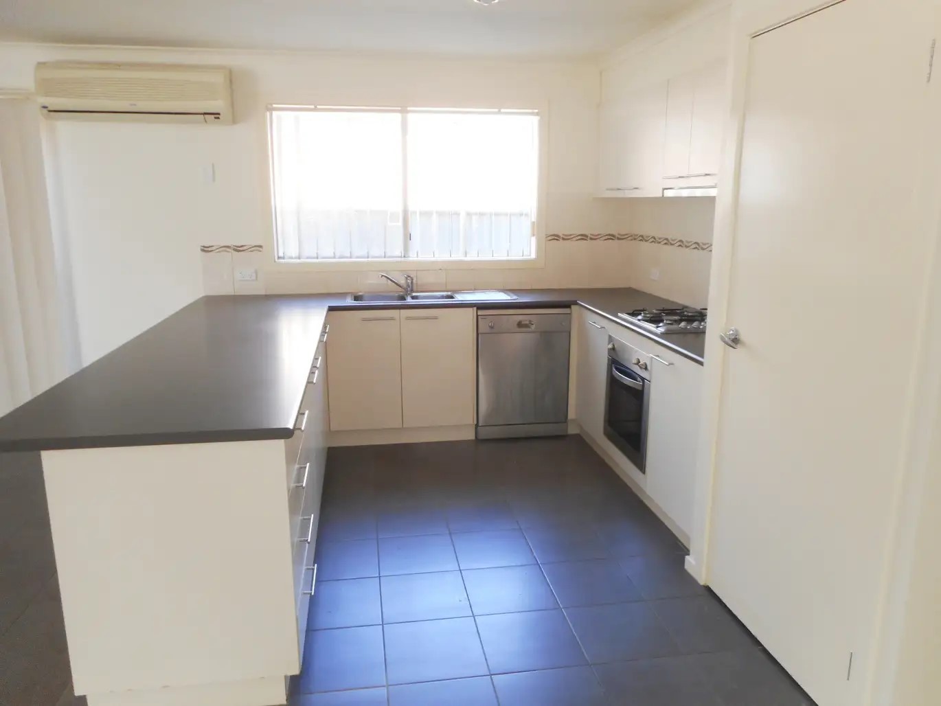 14 Loretta Boulevard, Tarneit, VIC 3029, Tarneit - Thumbnail 2