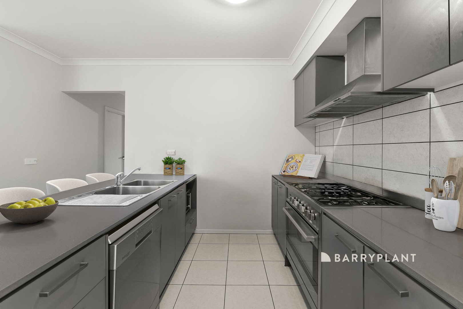 14 Minster Avenue, Warragul, VIC 3820, Warragul - Thumbnail 2