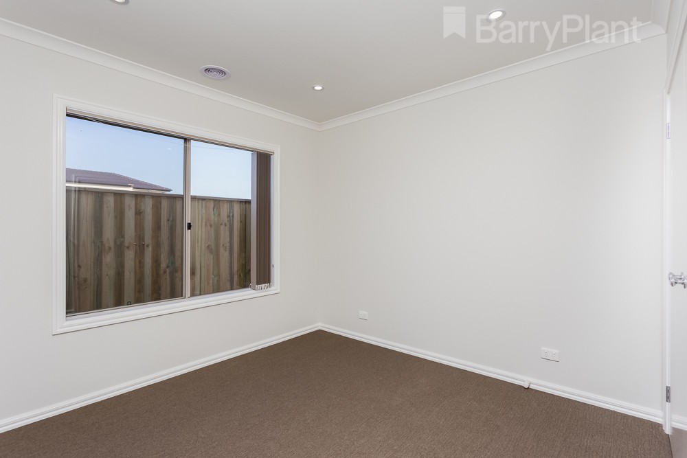 14 Oberon Street, Point Cook, VIC 3030, Point Cook - Thumbnail 4