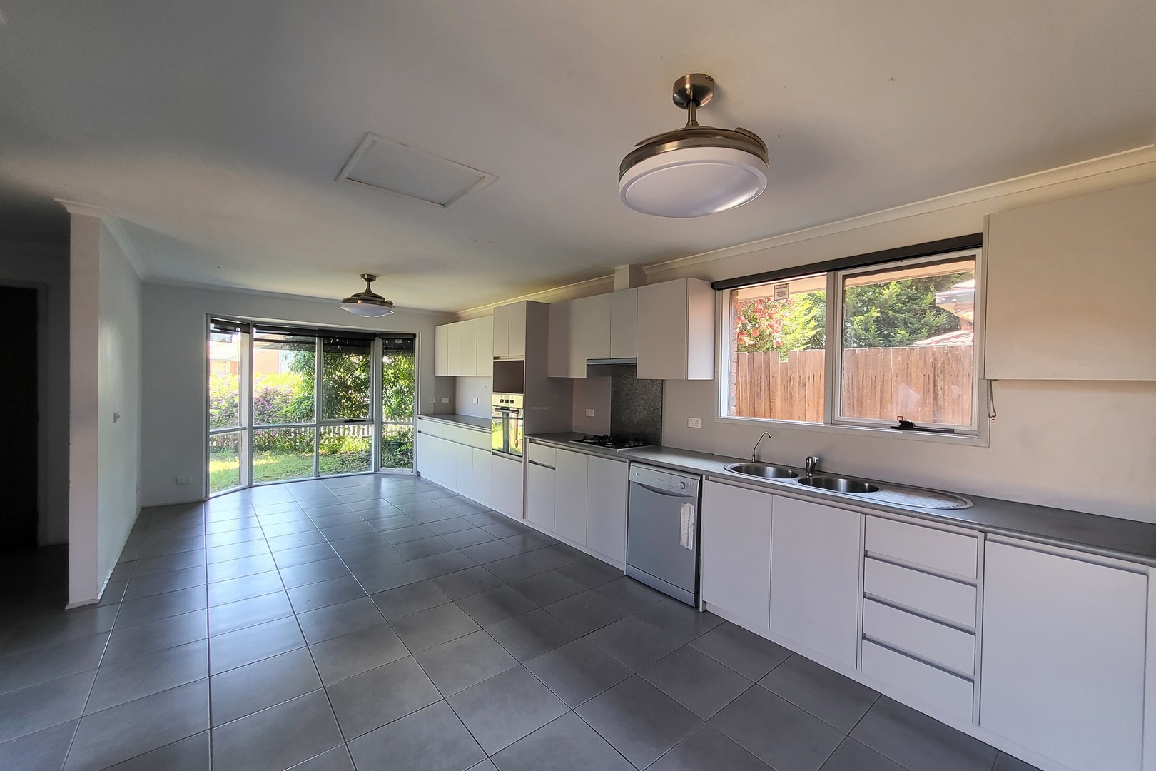 14 Pembroke Crescent, Craigieburn, VIC 3064, Craigieburn - Thumbnail 3