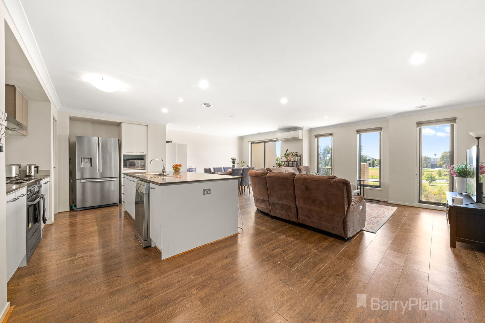 14 Quintino Walk, Clyde North, VIC 3978, Clyde North - Thumbnail 2