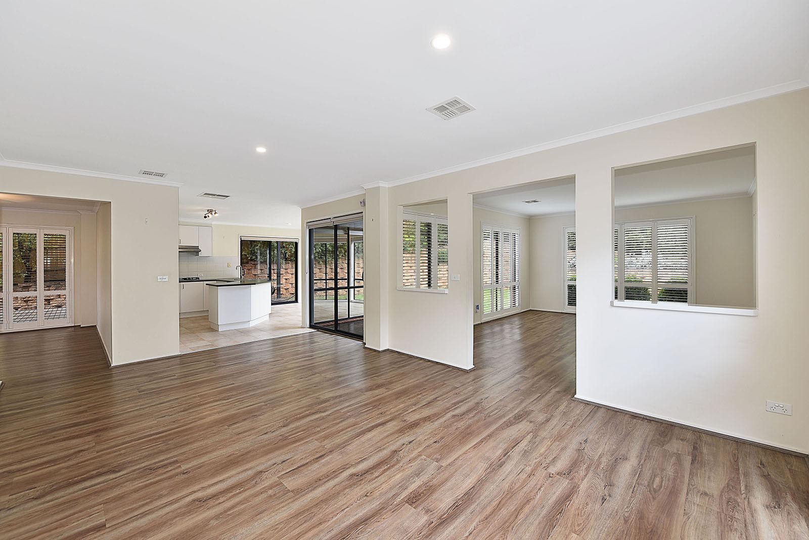 14 Willowtree Cres, Niddrie, VIC 3042, Niddrie - Thumbnail 2