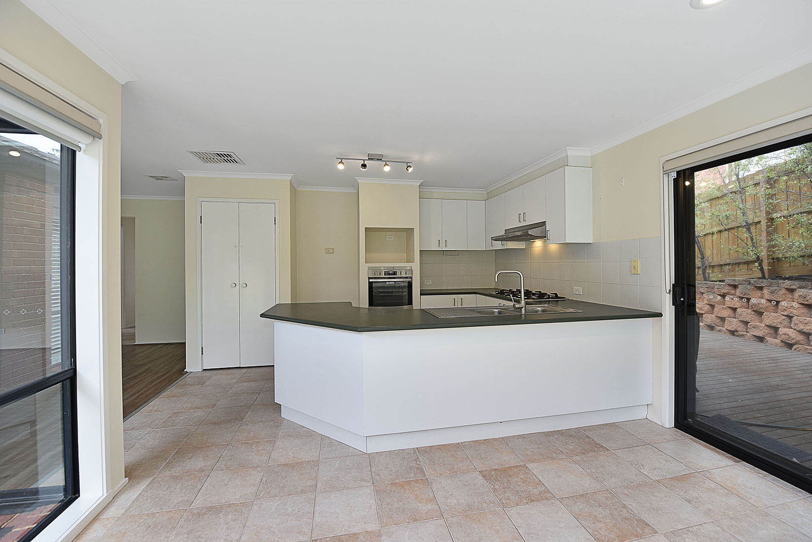 14 Willowtree Cres, Niddrie, VIC 3042, Niddrie - Thumbnail 3