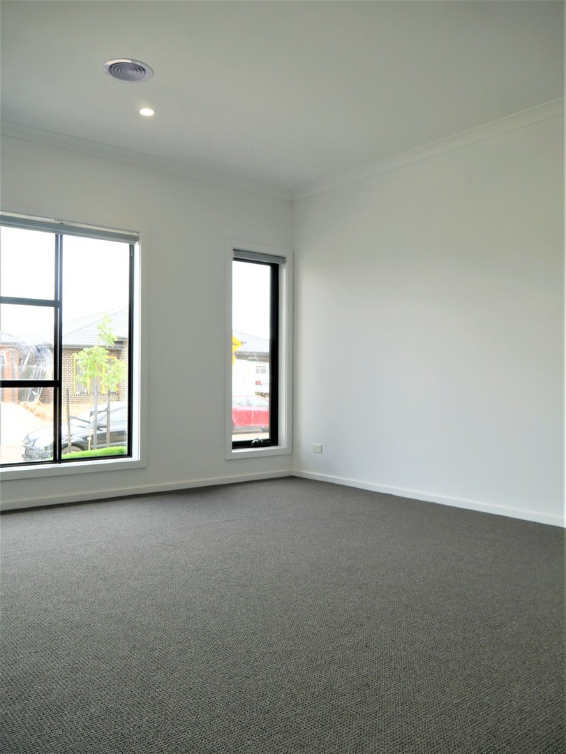 15 Bracknell Crescent, Strathtulloh, VIC 3338 - Thumbnail 2 - 24/11/2022