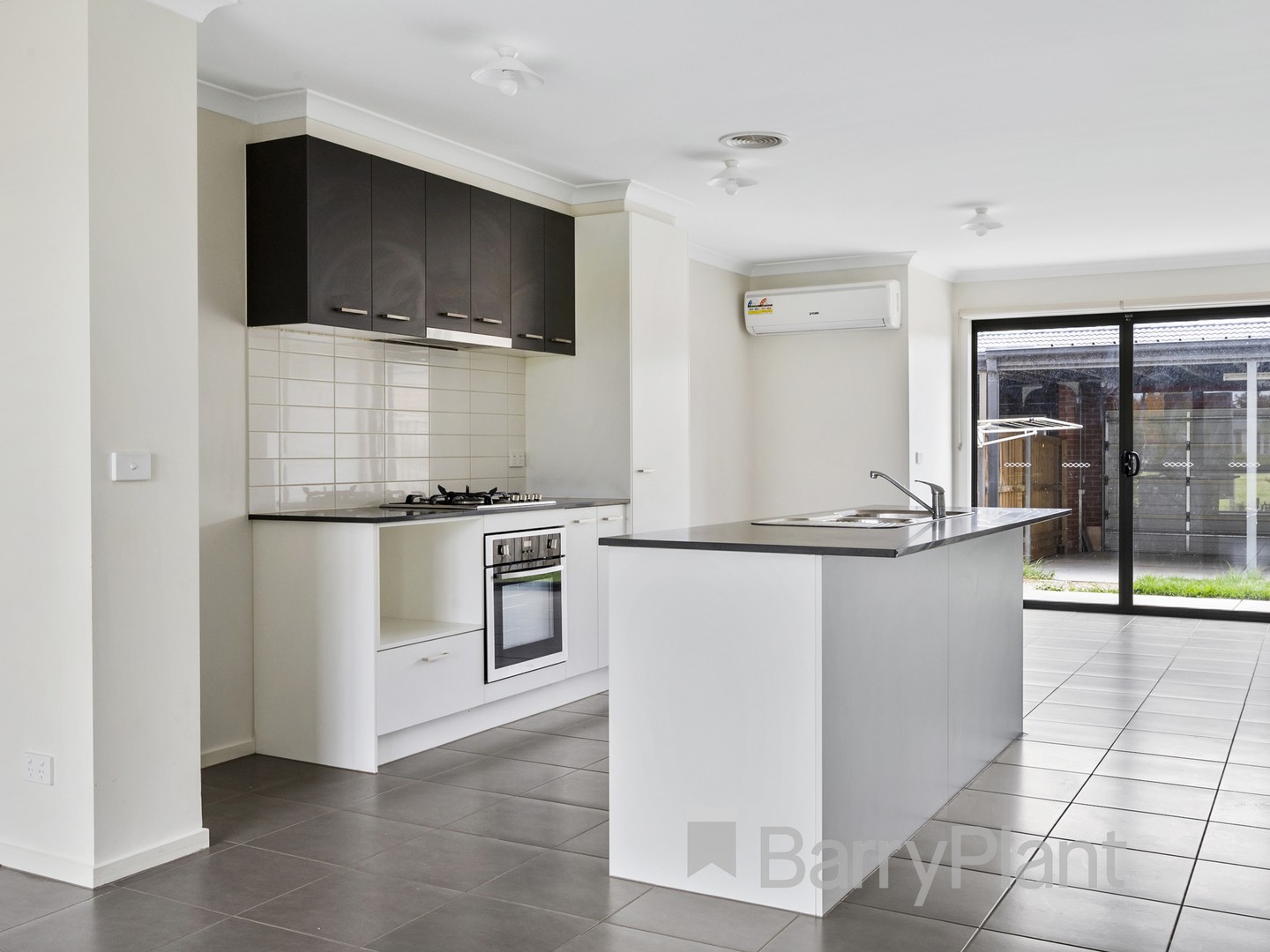 15 Dovetail Walk, Tarneit, VIC 3029, Tarneit - Thumbnail 2