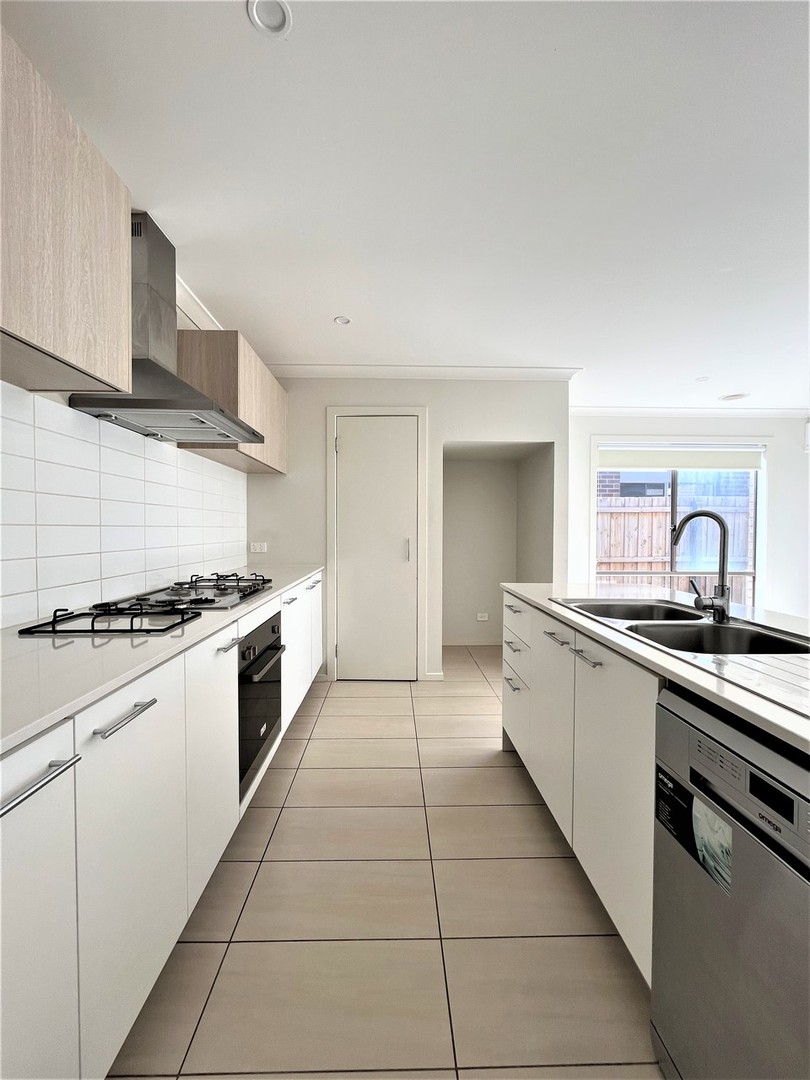 15 Leon Drive, Weir Views, VIC 3338, Weir Views - Thumbnail 3