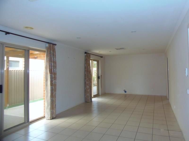 15 Mccubbin Way, Caroline Springs, VIC 3023 - Thumbnail 2 - 15/01/2026