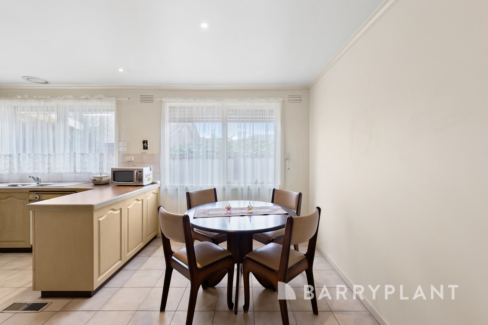 15 Somerton Crescent, St Albans, VIC 3021, St Albans - Thumbnail 7