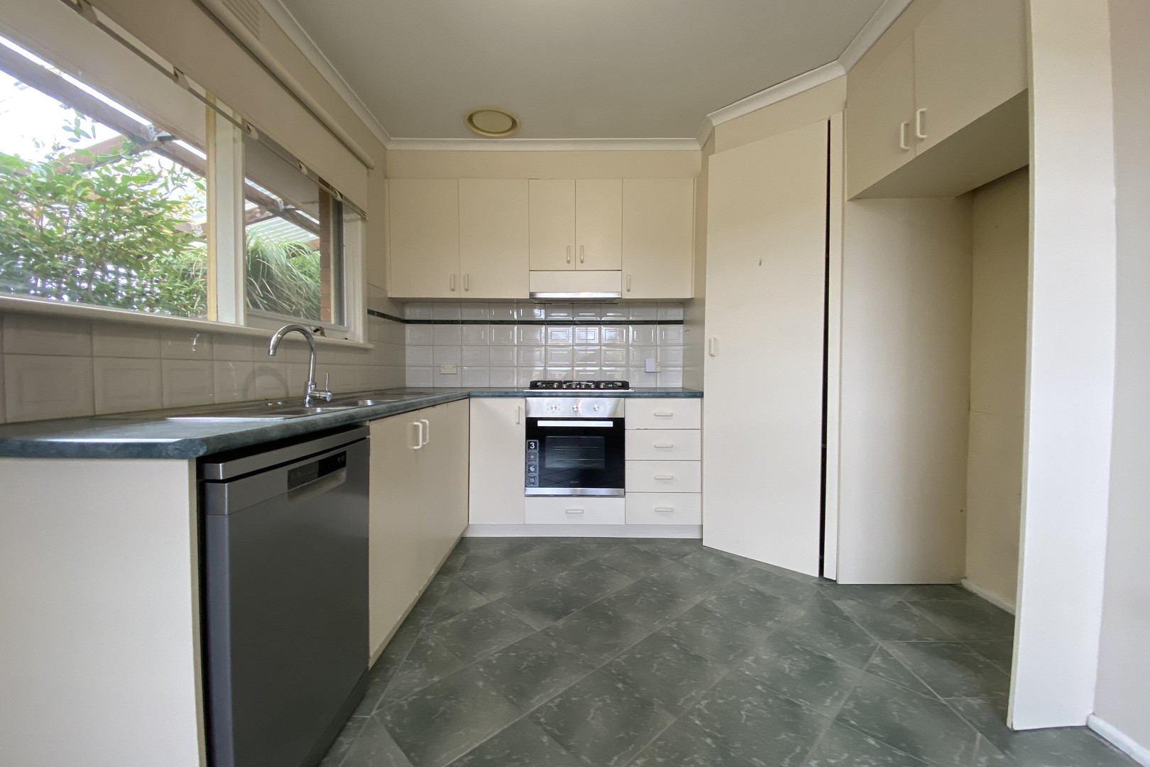 154 Broadhurst Avenue, Reservoir, VIC 3073, Reservoir - Thumbnail 2