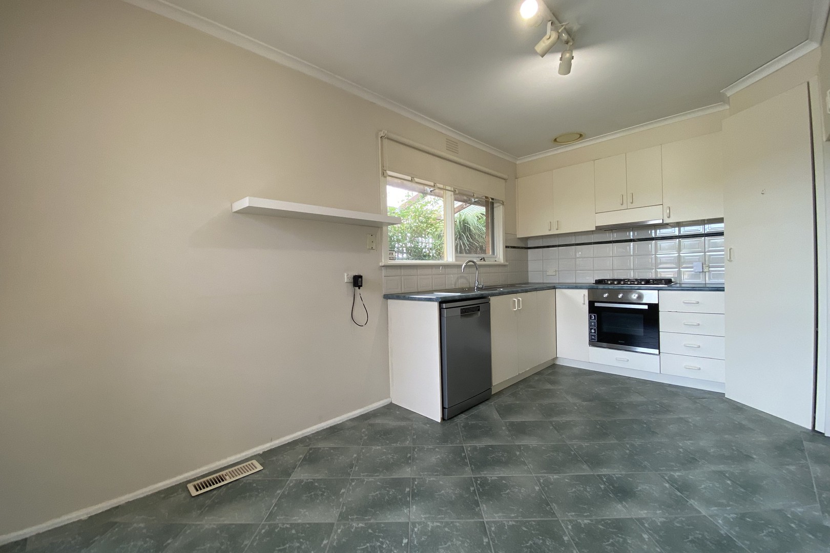 154 Broadhurst Avenue, Reservoir, VIC 3073, Reservoir - Thumbnail 3