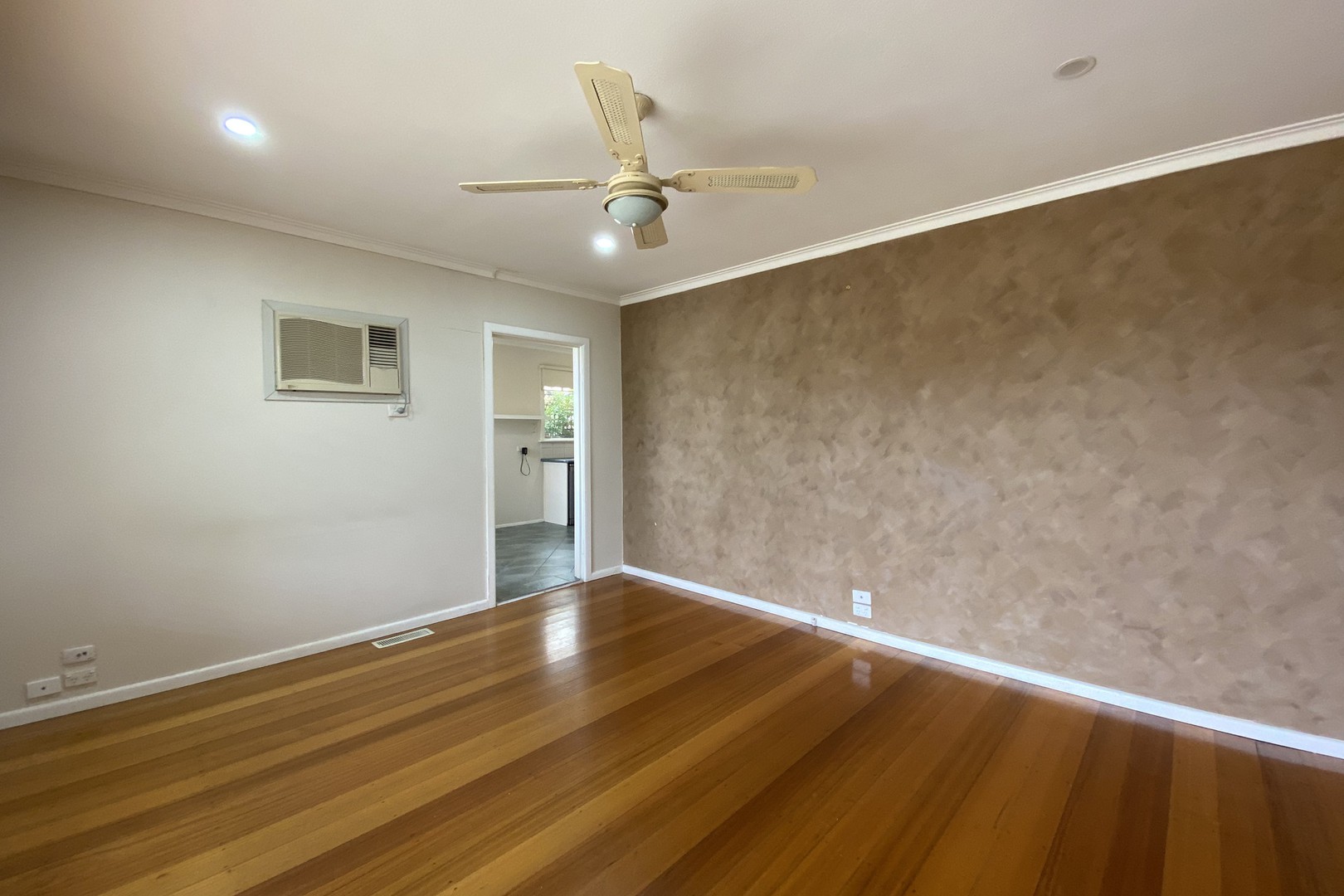 154 Broadhurst Avenue, Reservoir, VIC 3073, Reservoir - Thumbnail 4