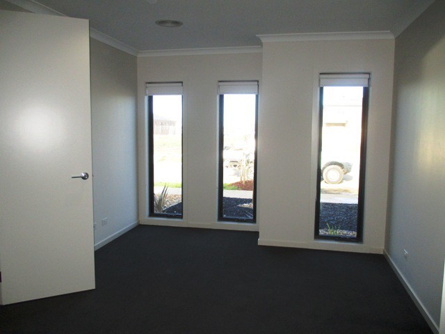 16 Arabella Circuit, Point Cook, VIC 3030, Point Cook - Thumbnail 2