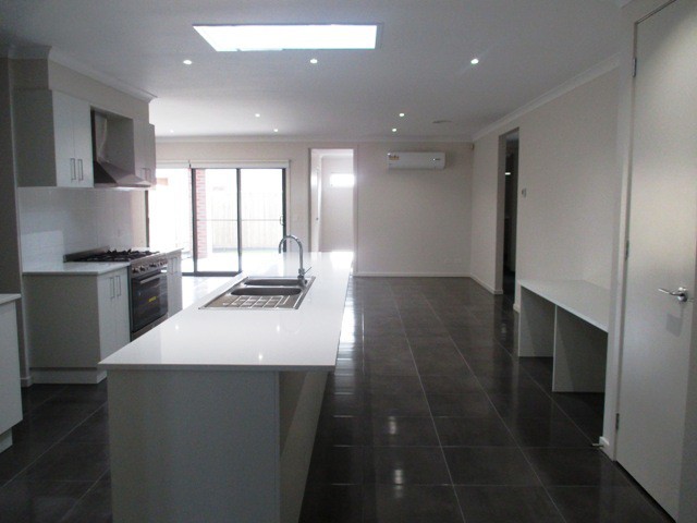 16 Arabella Circuit, Point Cook, VIC 3030, Point Cook - Thumbnail 4