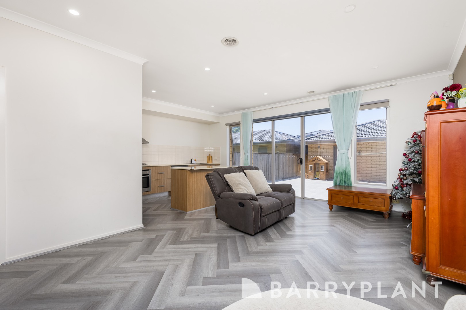 16 Broadbeach Circuit, Sanctuary Lakes, VIC 3030, Point Cook - Thumbnail 5