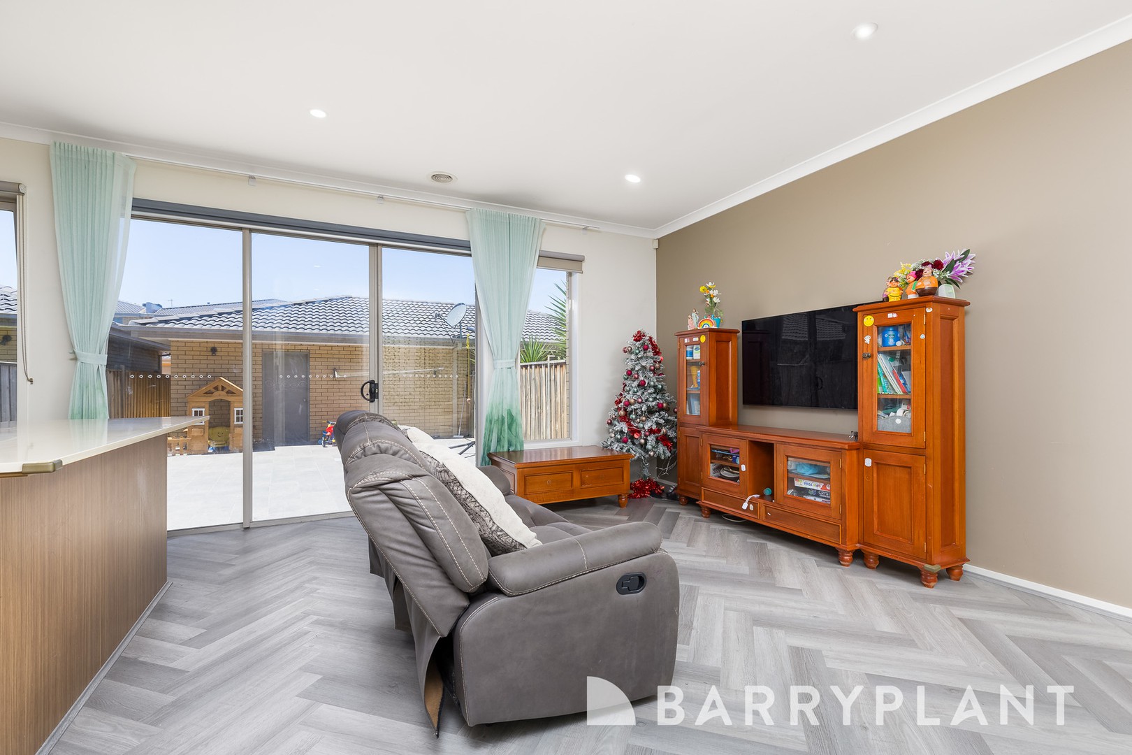 16 Broadbeach Circuit, Sanctuary Lakes, VIC 3030, Point Cook - Thumbnail 7