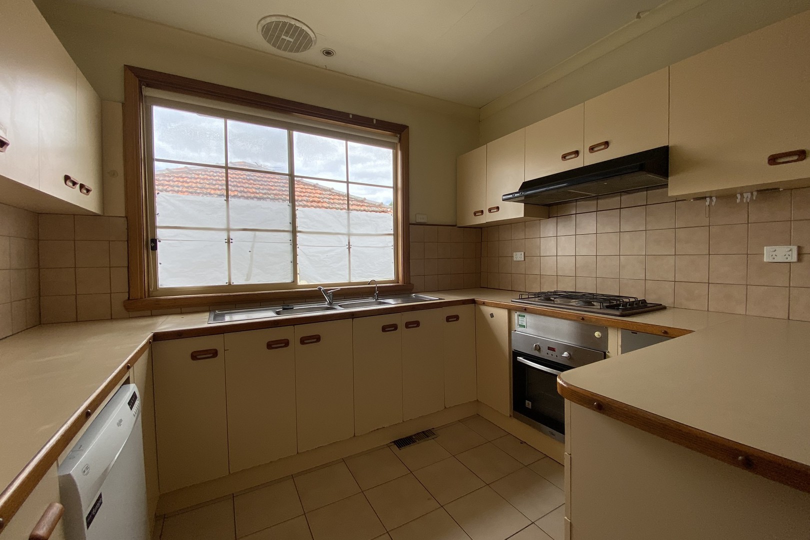 16 Broadhurst Avenue, Reservoir, VIC 3073, Reservoir - Thumbnail 4