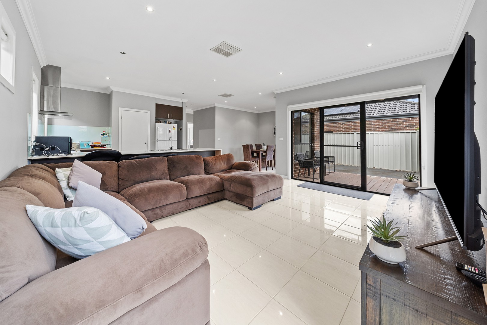16 Derwent Close, Caroline Springs, VIC 3023 - Thumbnail 2 - 22/06/2026