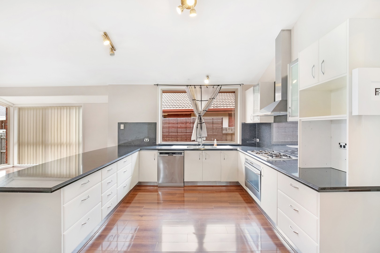 16 Friendship Avenue, Mill Park, VIC 3082, Mill Park - Thumbnail 3