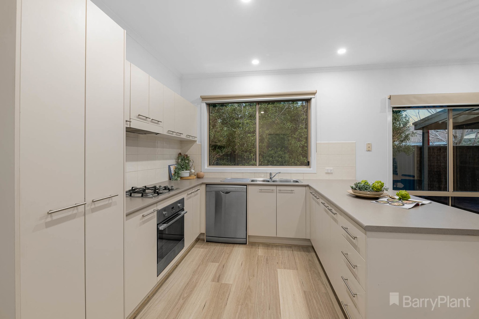 16 Ironbark Circuit, Pakenham, VIC 3810, Pakenham - Thumbnail 2