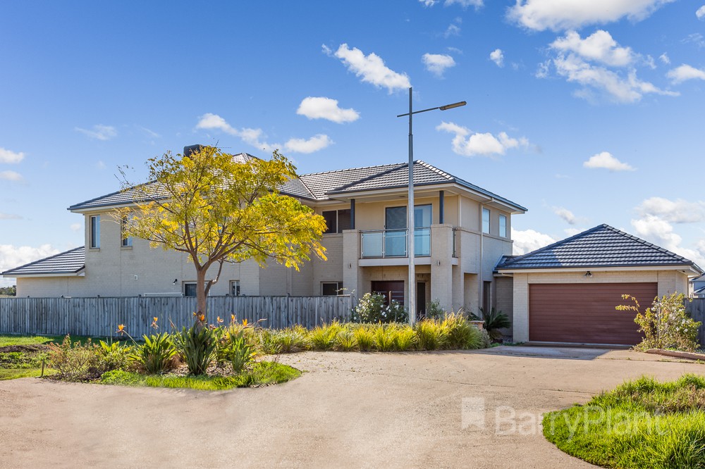 16 Rhode Island Close, Point Cook, VIC 3030, Point Cook - Thumbnail 2