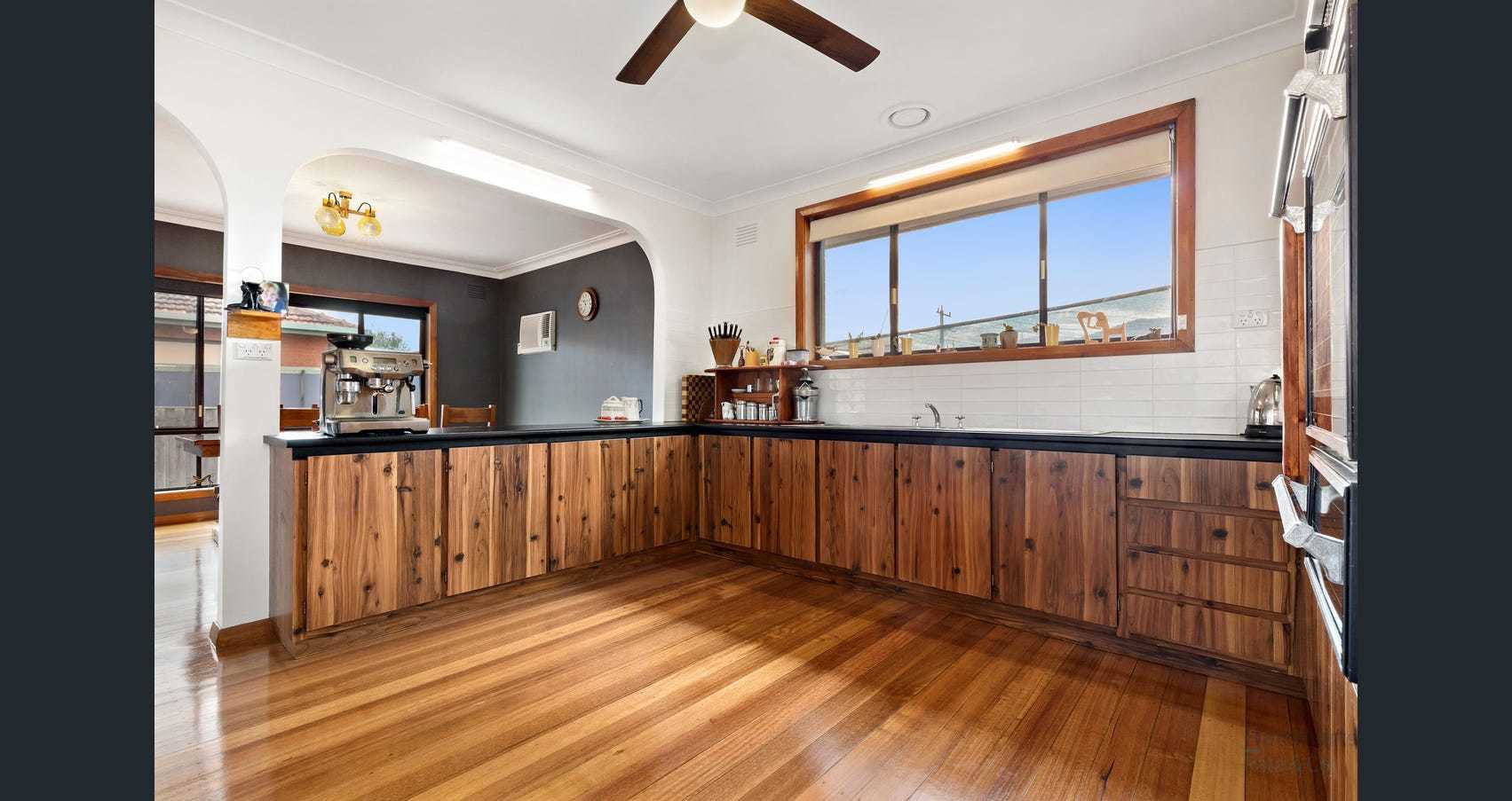 16 Sherwood Drive, Thomastown, VIC 3074 - Thumbnail 2 - 23/11/2021