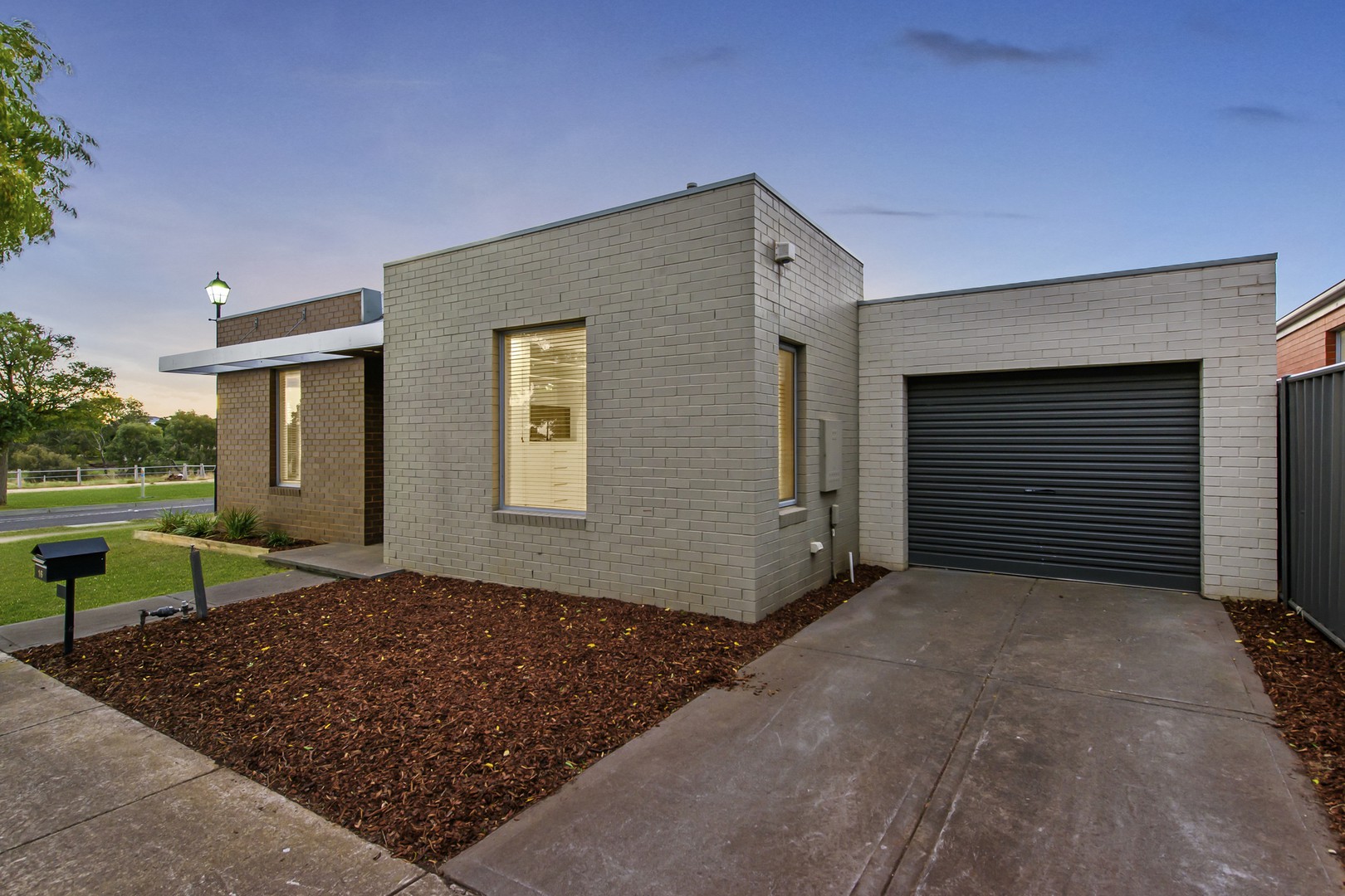 16 Streeton Avenue, Caroline Springs, VIC 3023, Caroline Springs - Thumbnail 2