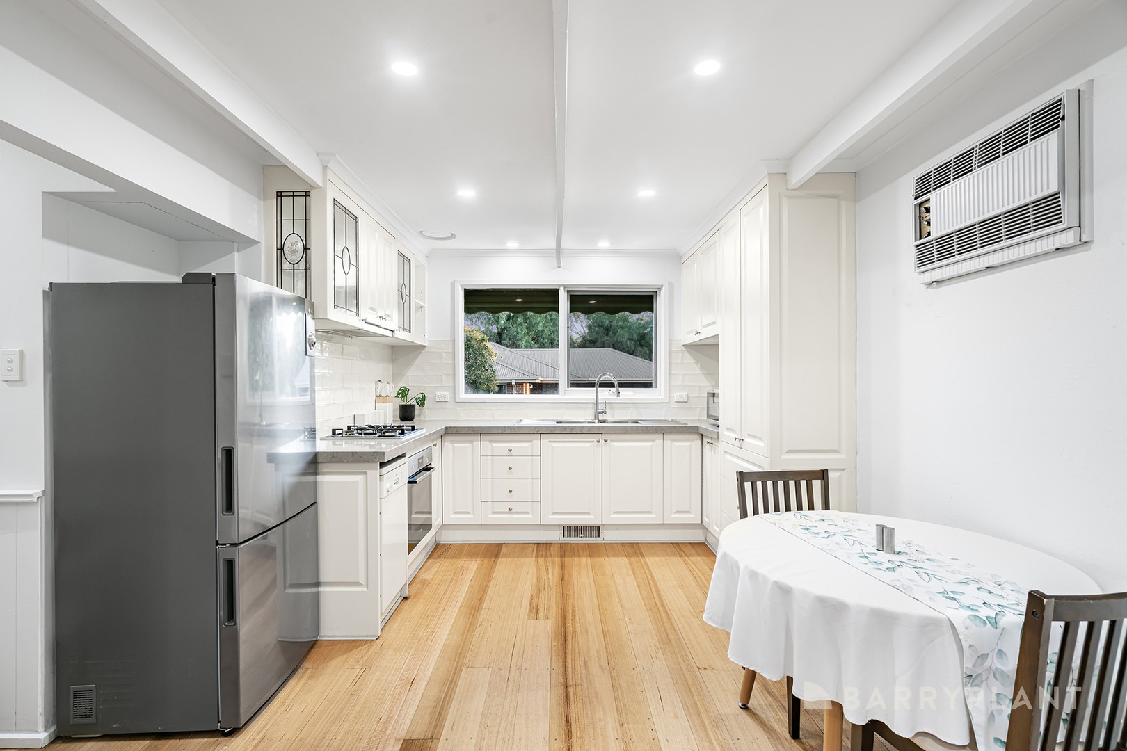 16 Swinburne Avenue, Mooroolbark, VIC 3138, Mooroolbark - Thumbnail 3
