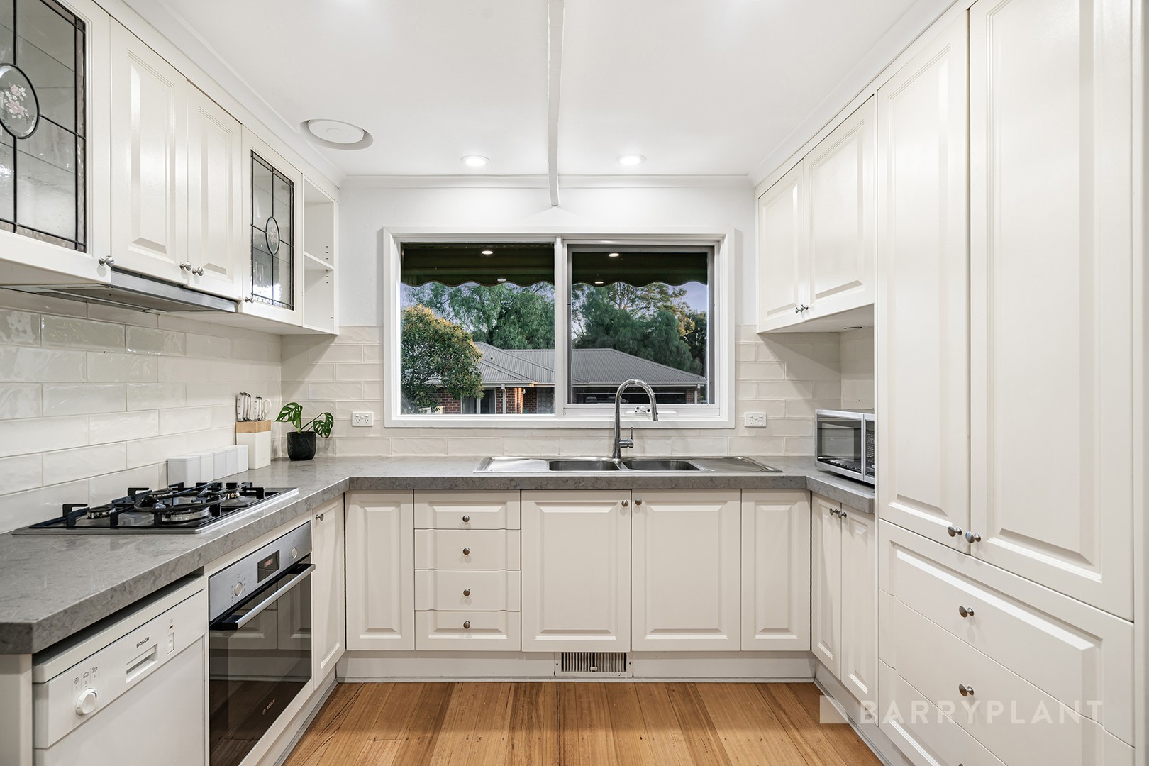 16 Swinburne Avenue, Mooroolbark, VIC 3138, Mooroolbark - Thumbnail 4