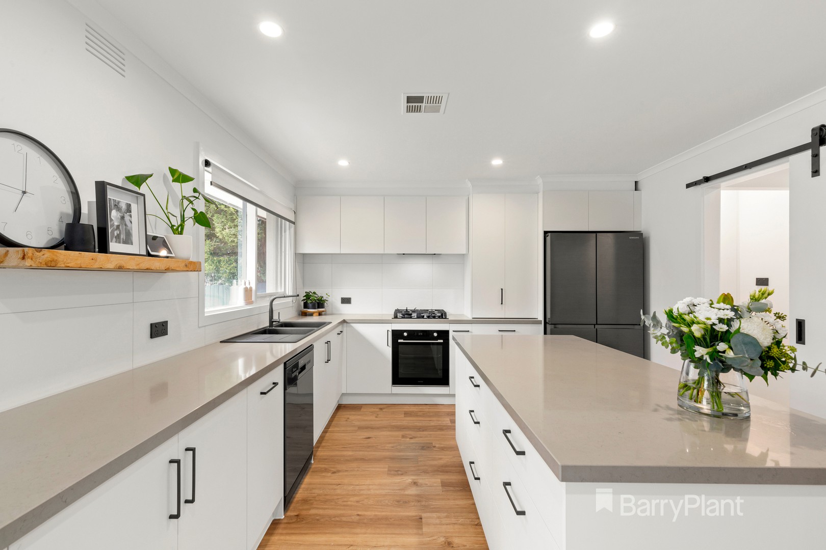16 Warrington Crescent, Wattle Glen, VIC 3096, Wattle Glen - Thumbnail 2