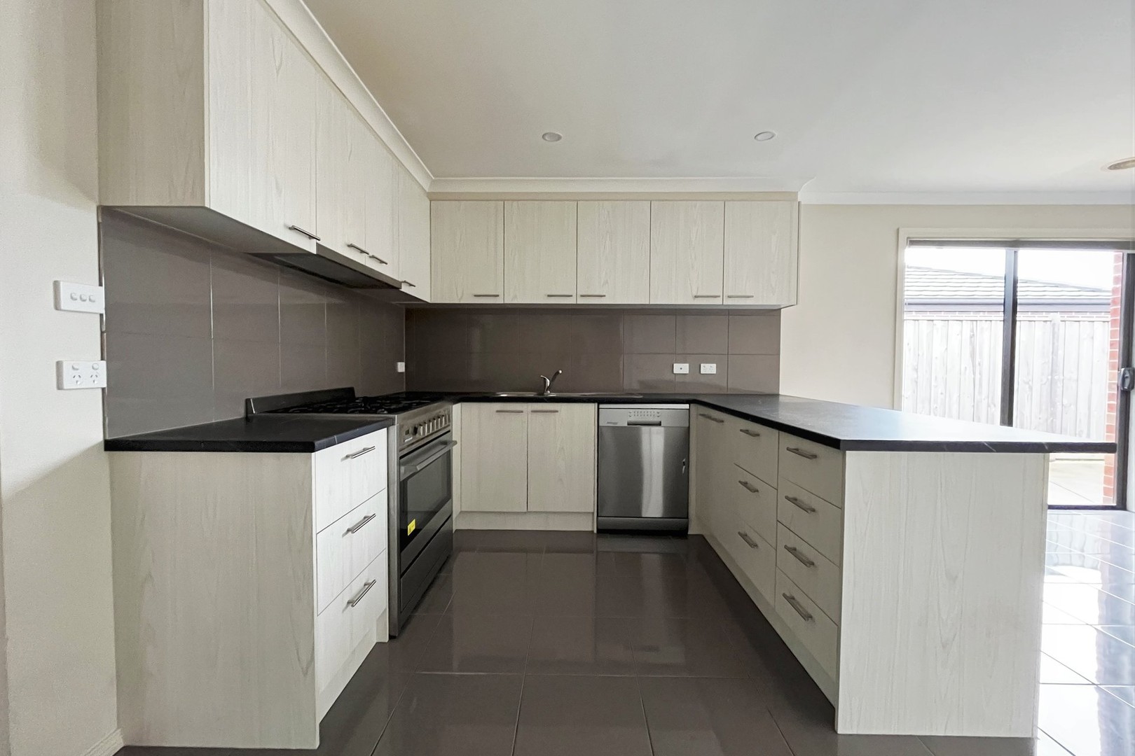 16 Wendy Way, Pakenham, VIC 3810 - Thumbnail 2 - 06/10/2026
