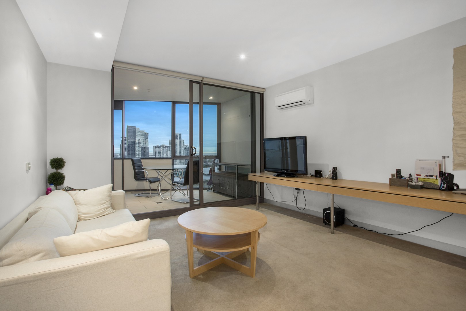 1604/565 Flinders Street, Melbourne, VIC 3000 - Thumbnail 1 - 06/09/2022