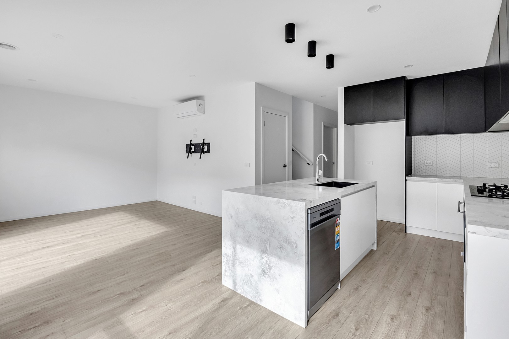 166 Grevillea Street, Craigieburn, VIC 3064, Craigieburn - Thumbnail 3
