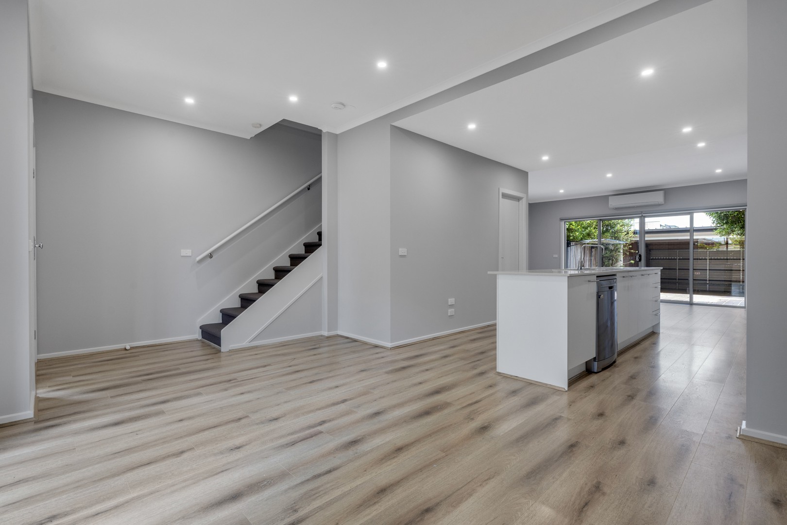 167 Central Park Avenue, Craigieburn, VIC 3064, Craigieburn - Thumbnail 4