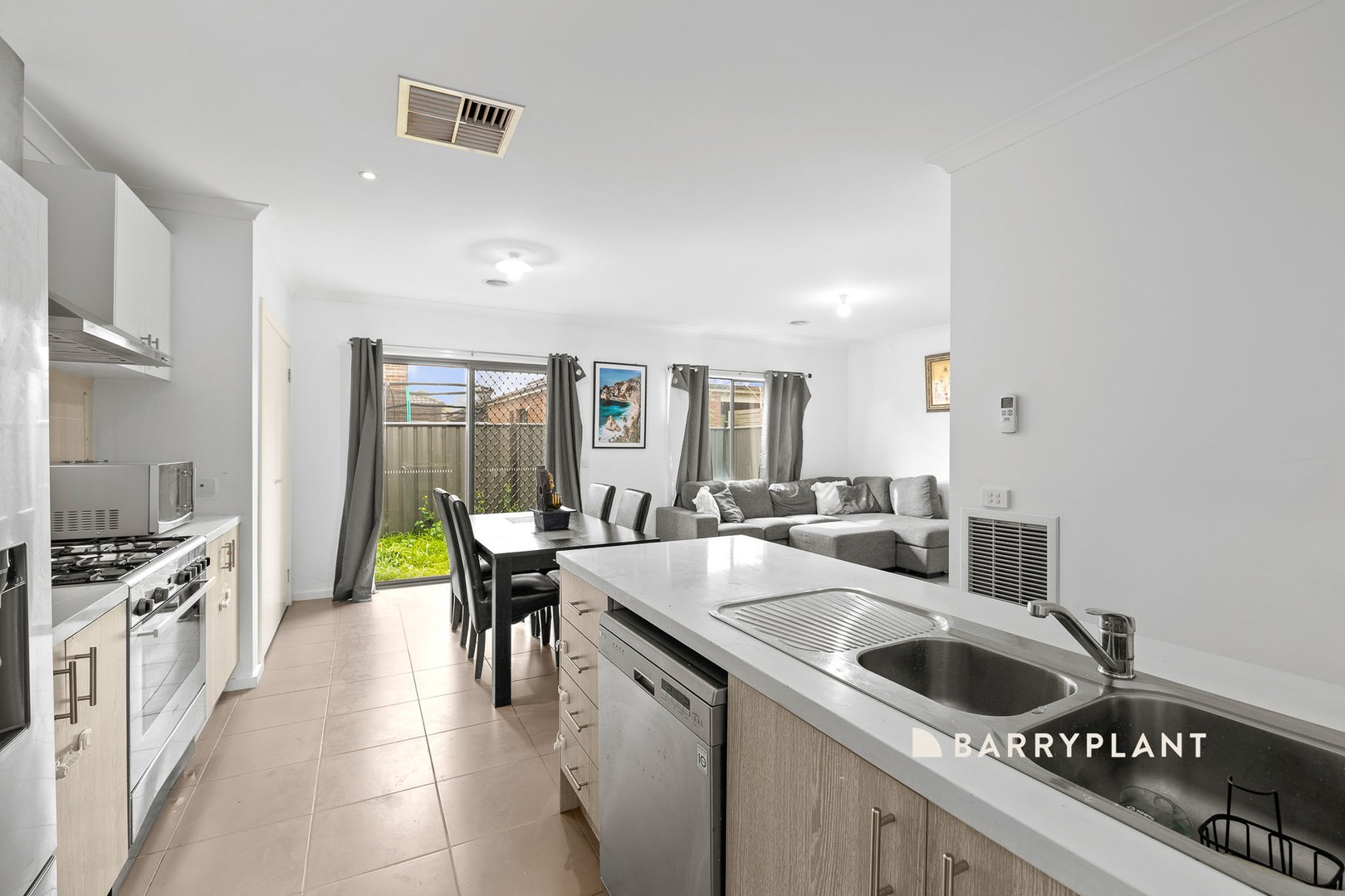 17 Dellinea Street, Cranbourne North, VIC 3977, Cranbourne North - Thumbnail 2