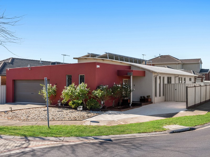 17 Dunstall Gardens, Caroline Springs, VIC 3023 - Image - 15/05/2026