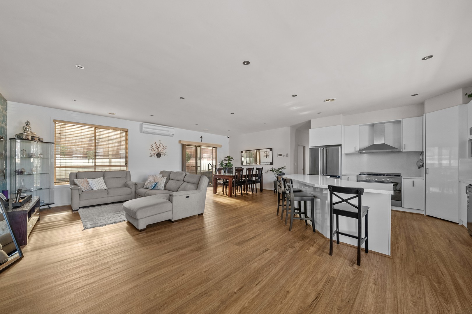 17 Dunstall Gardens, Caroline Springs, VIC 3023 - Thumbnail 2 - 15/05/2026