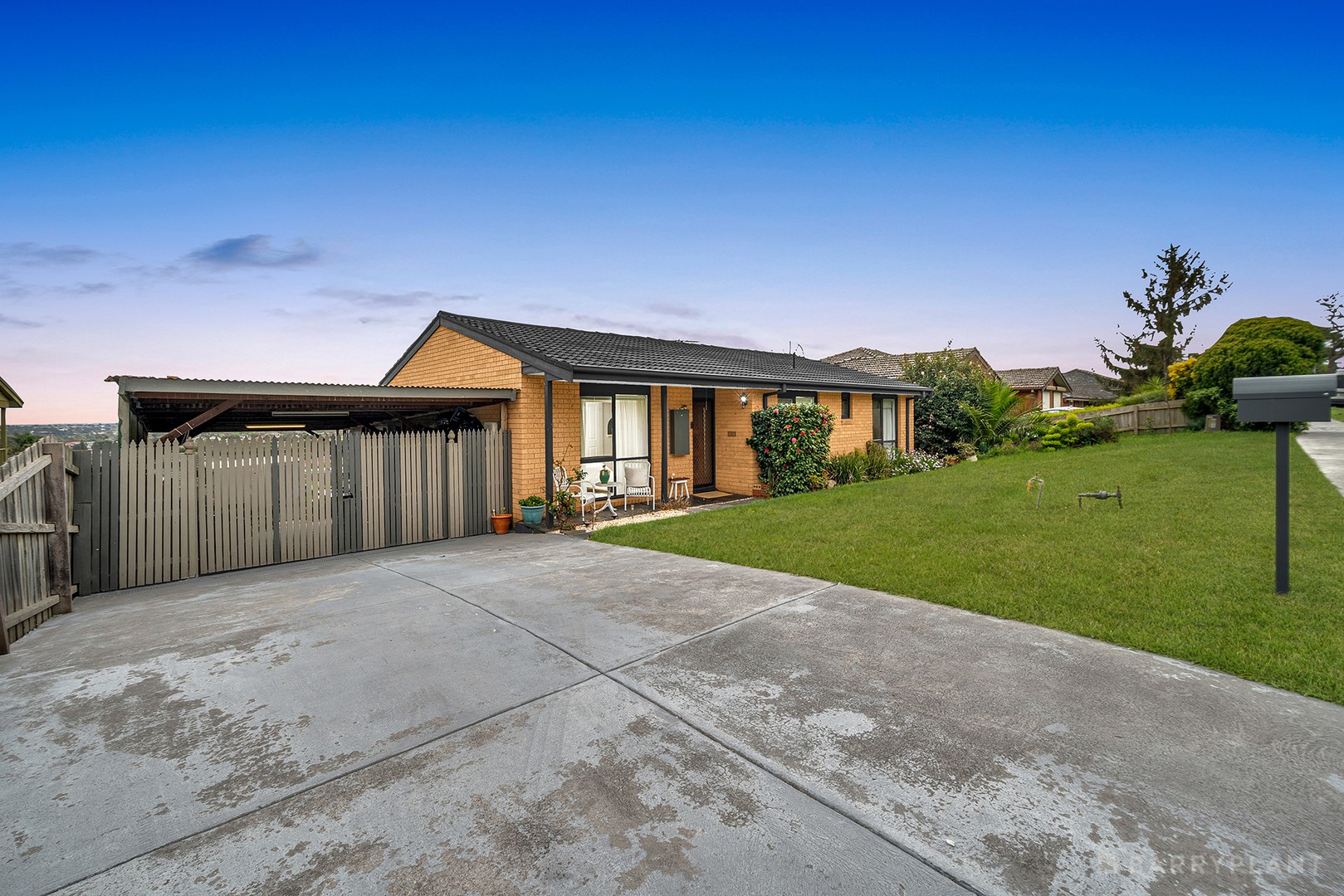 17 Gray Close, Endeavour Hills, VIC 3802 - Thumbnail 2 - 11/06/2026