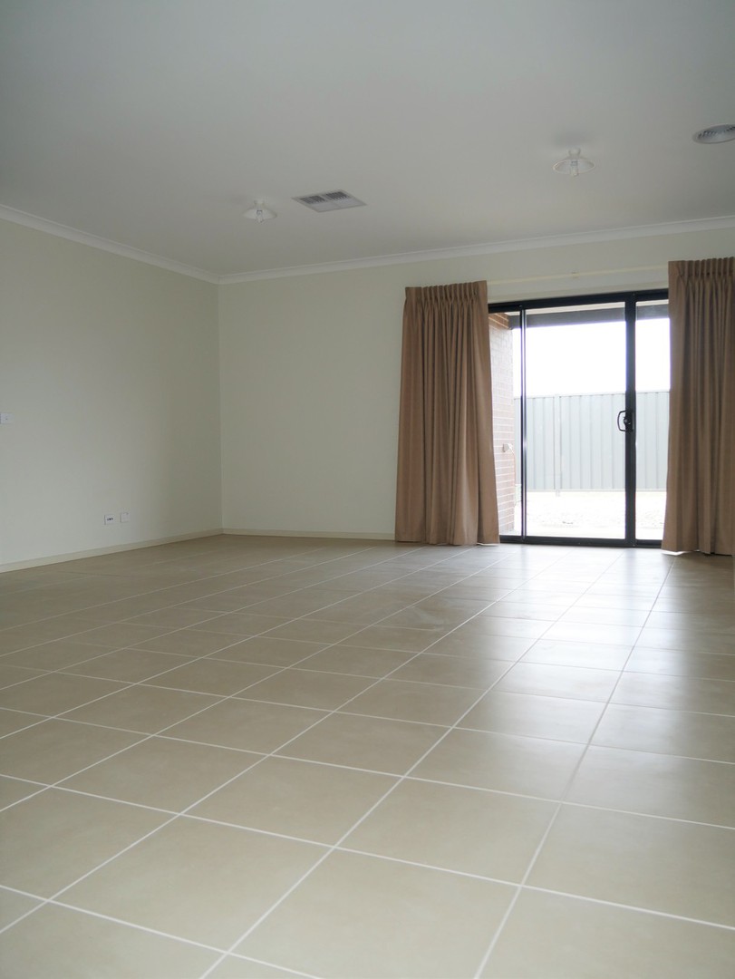 17 Larneuk Drive, Cobblebank, VIC 3338, Cobblebank - Thumbnail 2