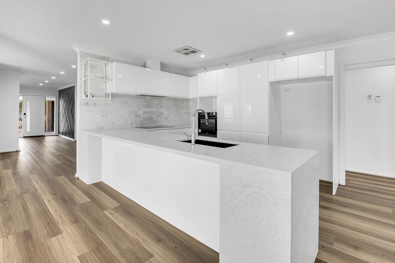 17 Long Island Circuit, Craigieburn, VIC 3064 - Thumbnail 1 - 03/02/2026