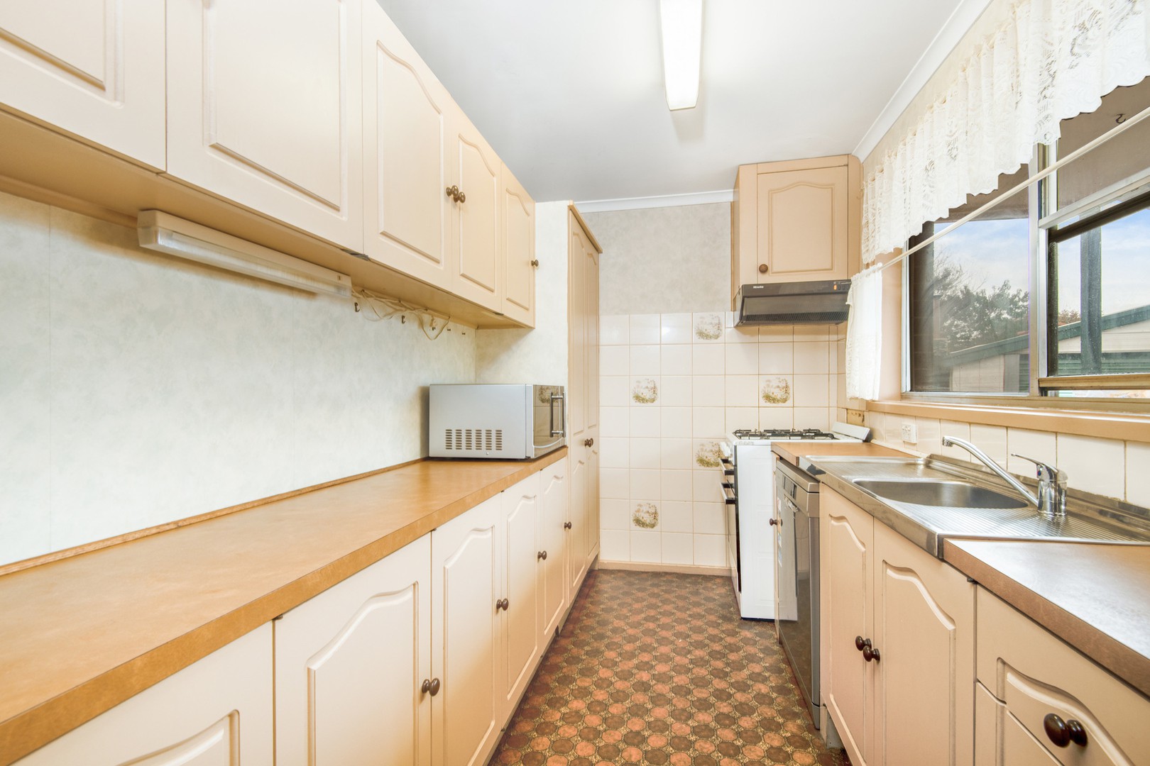 18 Carmarthen Drive, Corio, VIC 3214 - Thumbnail 2 - 02/05/2022