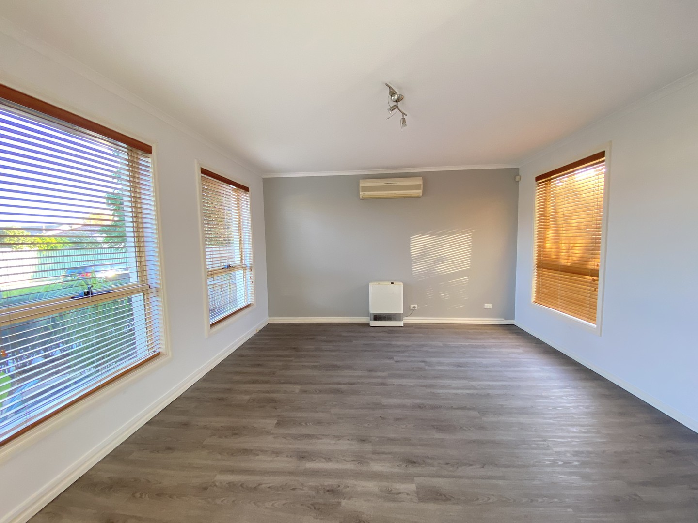 18 Davis Avenue, Avondale Heights, VIC 3034 - Thumbnail 2 - 18/06/2025