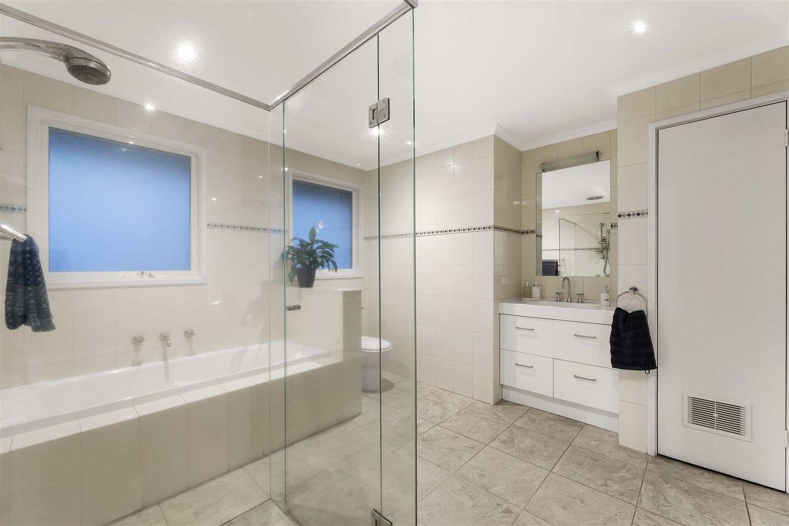 18 Duntroon Drive, Wantirna, VIC 3152, Wantirna - Thumbnail 6