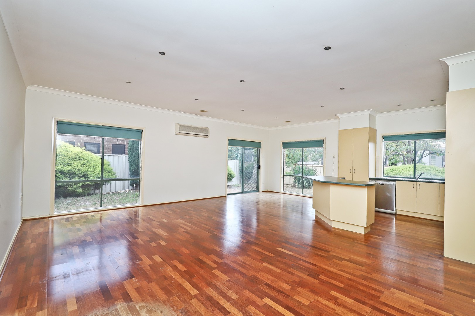 18 Edgbaston Parade, Caroline Springs, VIC 3023, Caroline Springs - Thumbnail 2