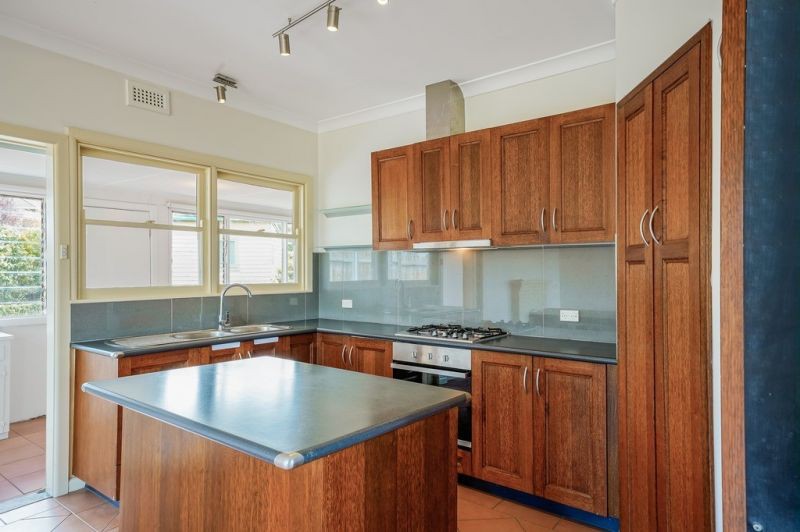 18 Heather St, Hamlyn Heights, VIC 3215 - Thumbnail 2 - 06/10/2025