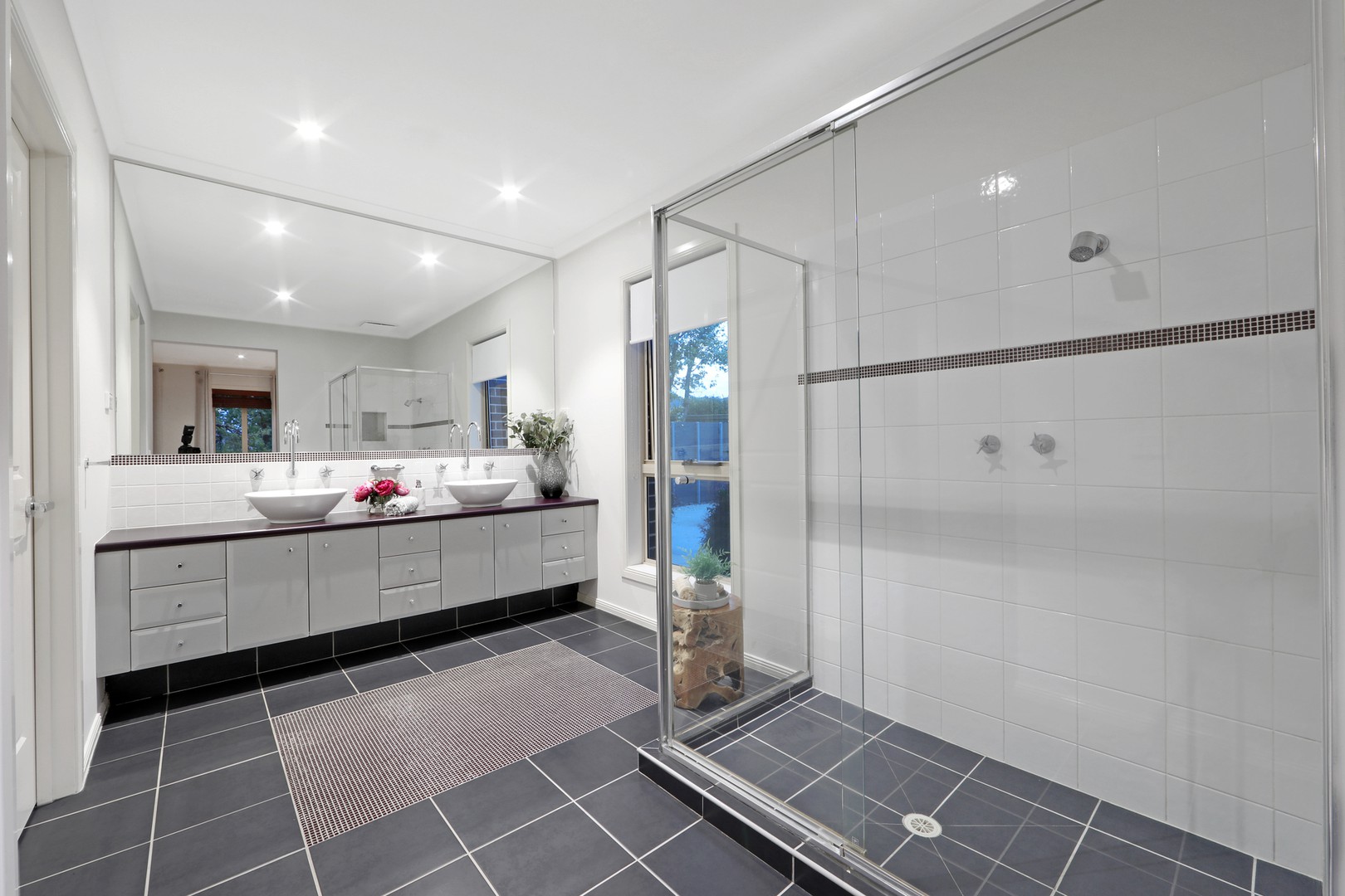 18 Helmsley Avenue, Lysterfield, VIC 3156, Lysterfield - Thumbnail 2